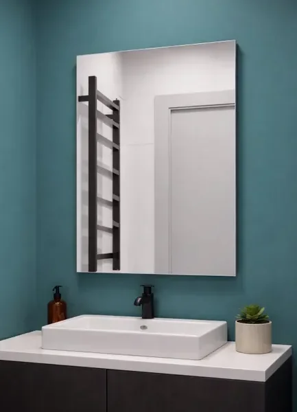 Espejo Lux Enki Hogar, espejo rectangular sin luz para baño con cristal de 4 mm, colgadores de aluminio y orientación horizontal o vertical. Vista 01.