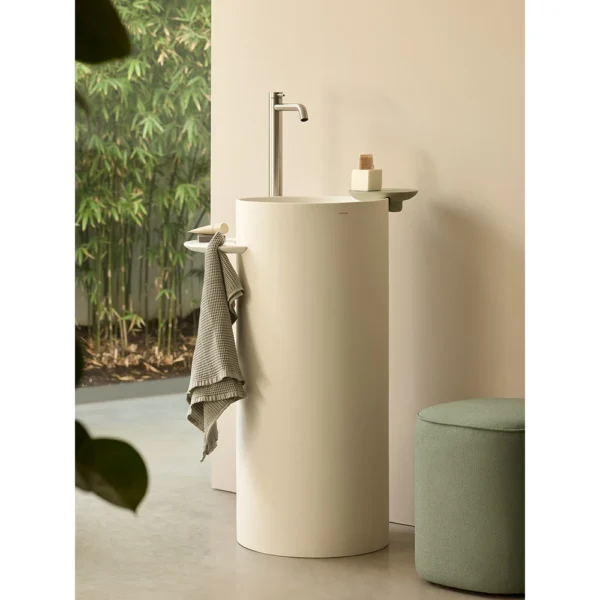 Lavabo exento Circo Joy blanco mate de Sanycces con repisa izquierda en un baño