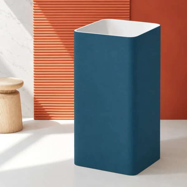 Ejemplo orientativo del lavabo Cuadra Sanycces con color exterior azul petróleo y cubeta blanca