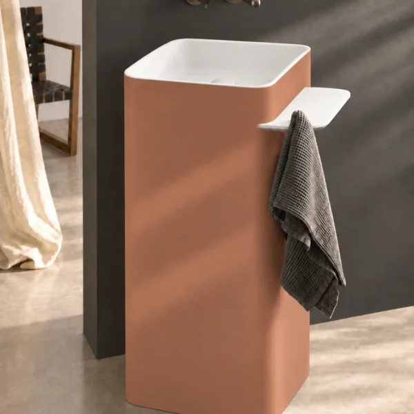 Lavabo de pie Cuadra Joy Sanycces con repisa derecha: lavabo Exterior RAL/NCS, interior blanco mate, repisa Blanco mate; ejemplo de color personalizable