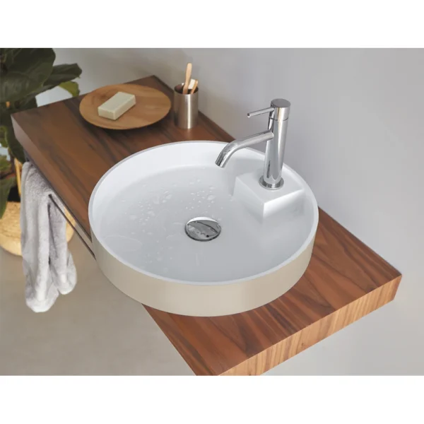 Lavabo redondo Ture de Sanycces en blanco mate, instalado sobre encimera
