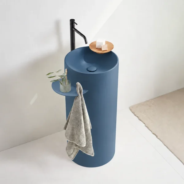 Lavabo Circo Joy en color integral azul orientativo con repisa izquierda del mismo color