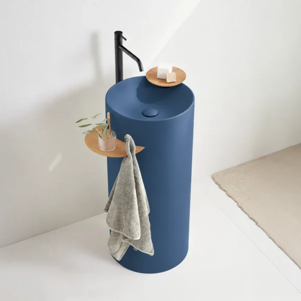 Lavabo Circo Joy en color integral azul orientativo con repisa izquierda de iroco
