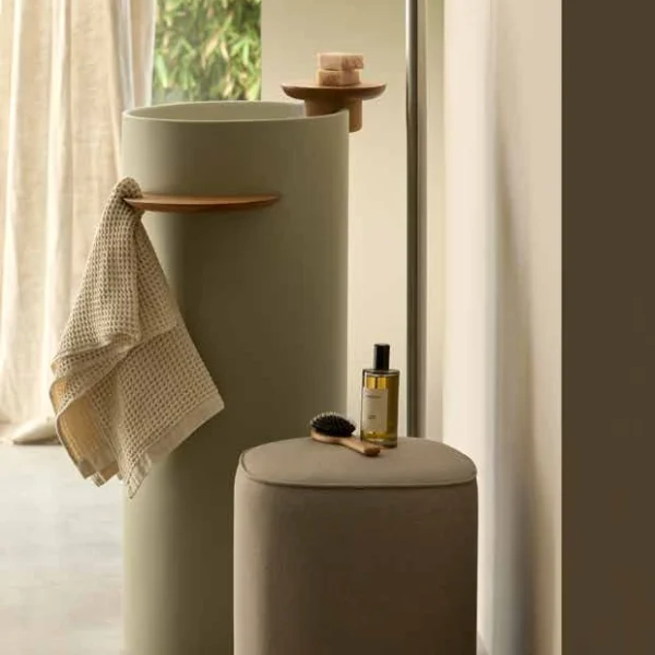 Lavabo de pie Circo Joy Sanycces con repisa derecha: lavabo Colormateria total RAL/NCS, repisa Madera de iroco; ejemplo de color personalizable