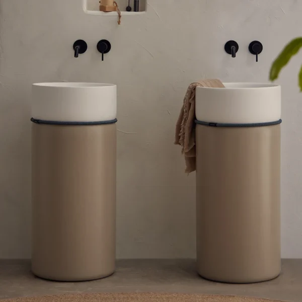 Dos lavabos Tempo bicolor blanco y tierra en un baรฑo