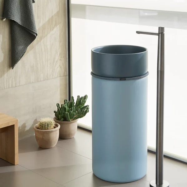 Lavabo de pie Tempo Colormateria total azul en un baรฑo