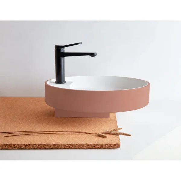 Ejemplo orientativo de lavabo Ture con exterior rosa arcilla y cubeta blanca