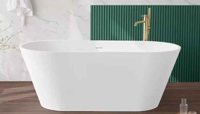 Bañera Modern blanca exenta ovalada en baño minimalista con ventanal